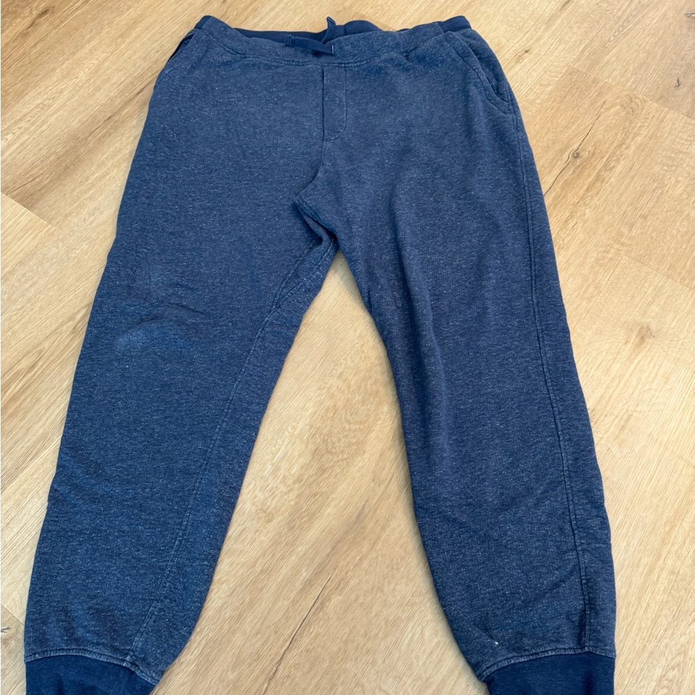 Men’s Patagonia heathered blue sweatpants.